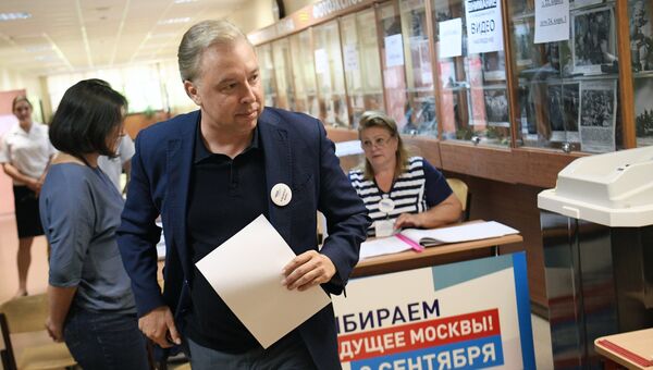 Кандидат на пост мэра Москвы Вадим Кумин от КПРФ на избирательном участке