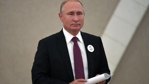 Президент РФ Владимир Путин во время голосования на выборах мэра Москвы на избирательном участке в здании Российской академии наук