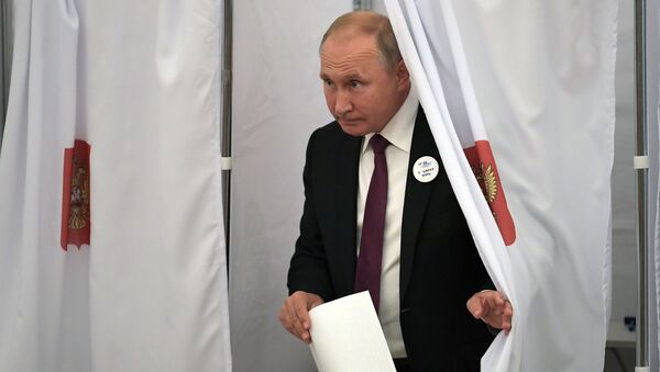 Президент РФ Владимир Путин во время голосования на выборах мэра Москвы на избирательном участке в здании Российской академии наук