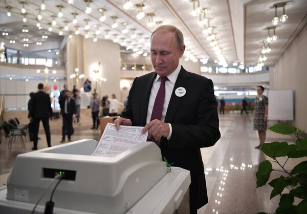Президент РФ Владимир Путин во время голосования на выборах мэра Москвы