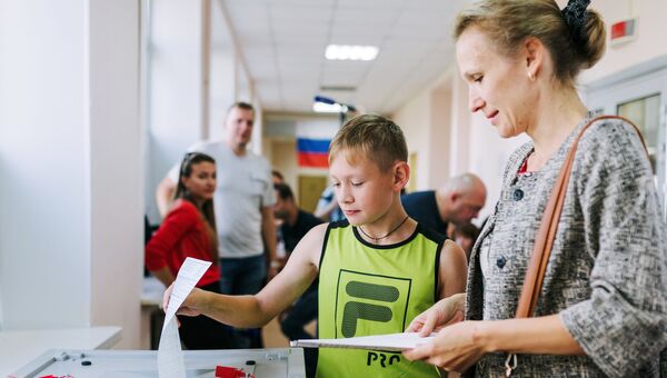 Избирательница в единый день голосования на избирательном участке в Иваново