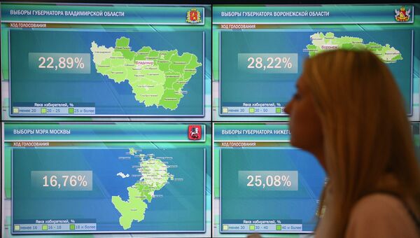 Предварительные результаты выборов в регионах России на инфоэкранах в Информационном центре ЦИК России. 9 сентября 2018