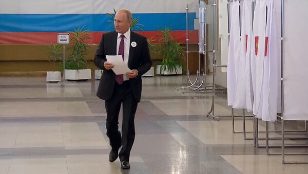 Российские политики голосуют на выборах