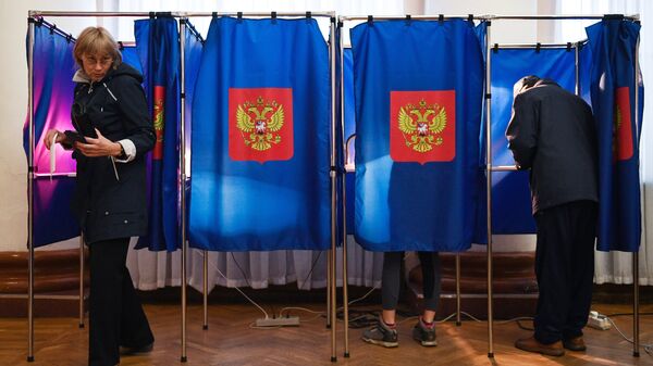Избиратели в единый день голосования на избирательном участке в Новосибирске