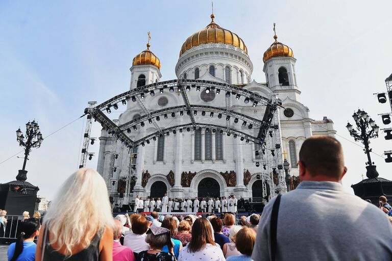 У храма Христа Спасителя любой желающий мог послушать произведения классической музыки в исполнении симфонического оркестра и хоровых ансамблей.