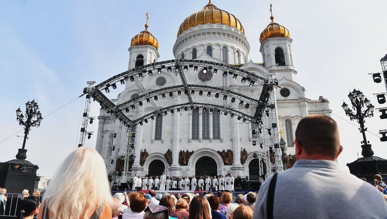 У храма Христа Спасителя любой желающий мог послушать произведения классической музыки в исполнении симфонического оркестра и хоровых ансамблей.