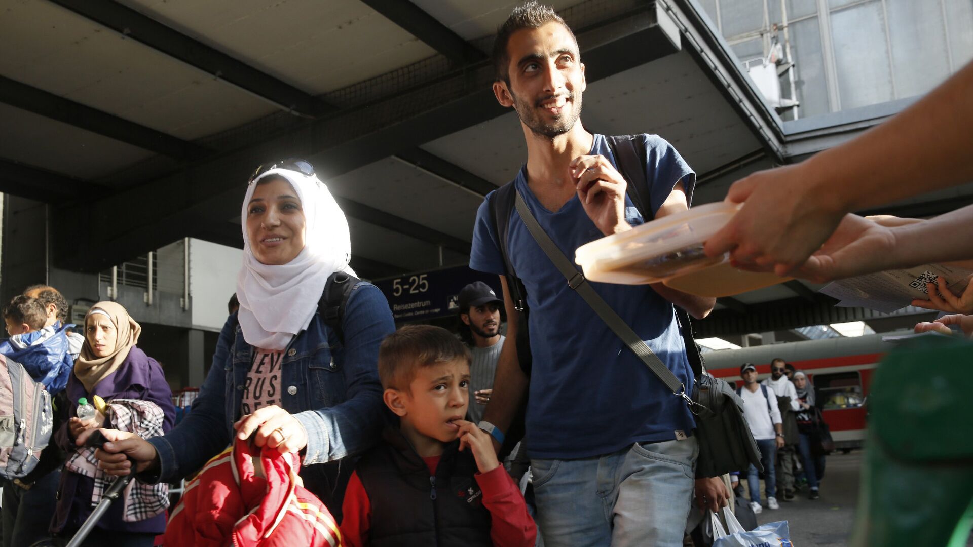 Беженцы из Сирии на центральном железнодорожном вокзале в Мюнхене - РИА Новости, 1920, 11.05.2023