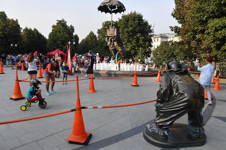 Уличный фестиваль Добрая Москва 871 на Цветном бульваре в честь Дня города. В центре - фонтан Старый цирк