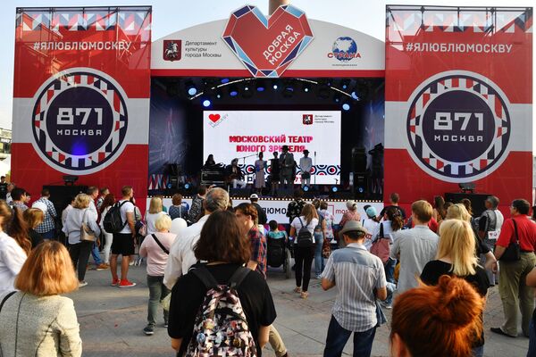 В честь праздника во всех округах Москвы проходил фестиваль Добрая Москва 871.