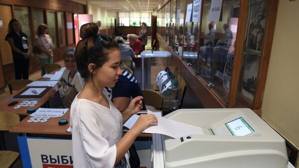 Избирательница в единый день голосования на избирательном участке в Москве