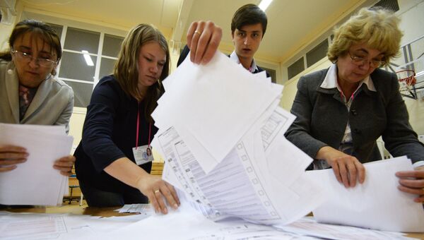 Члены избирательной комиссии во время подсчета голосов в Екатеринбурге