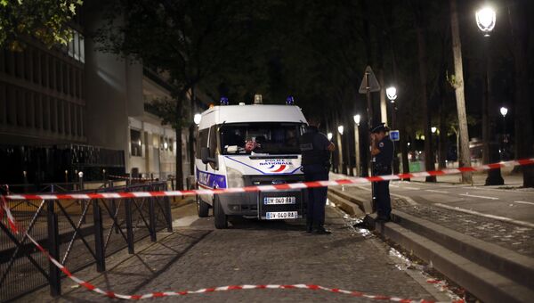 Полиция на месте нападения неизвестного с ножом на прохожих в Париже. 10 сентября 2018