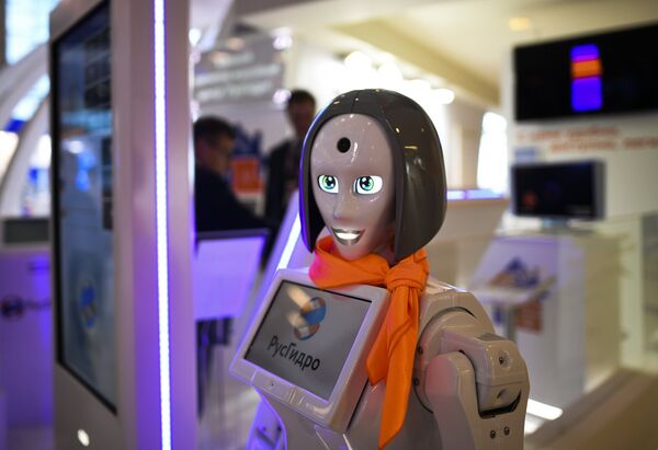Робот-помощник на стенде ПАО «Русгидро» на площадке IV Восточного экономического форума во Владивостоке