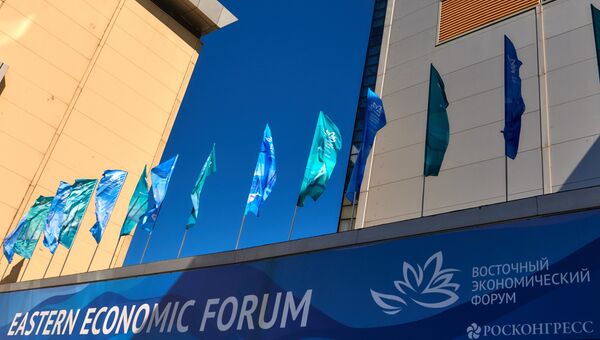 Баннер ВЭФ на площадке IV Восточного экономического форума во Владивостоке. 10 сентября 2018