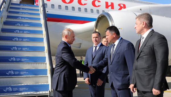 Владимир Путин во время встречи в аэропорту Владивостока. 10 сентября 2018