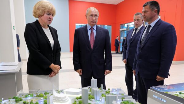 Президент РФ Владимир Путин во время осмотра проекта музейного и театрально-образовательного комплексов Владивостока. 10 сентября 2018