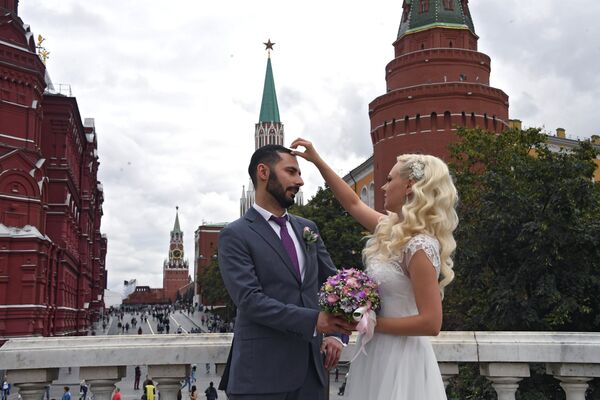 Жених и невеста на Манежной площади в Москве.