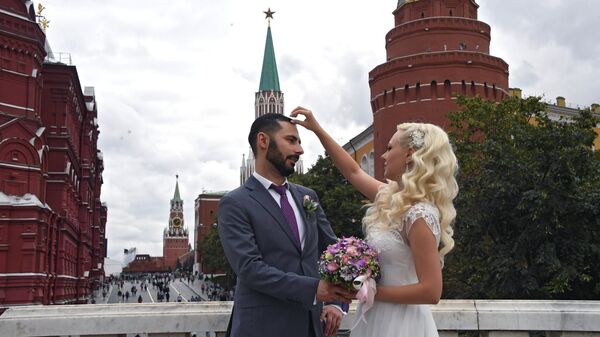 Жених и невеста на Манежной площади в Москве.