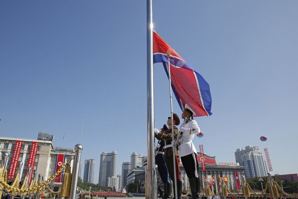 Военные перед началом военного парада в Пхеньяне по случаю 70-летия со дня образования КНДР