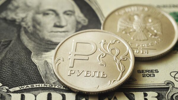 Монеты номиналом один рубль на банкноте в один доллар США.