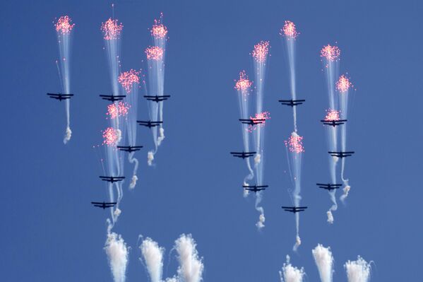 Пролет самолетов во время военного парада в Пхеньяне по случаю 70-летия со дня образования КНДР