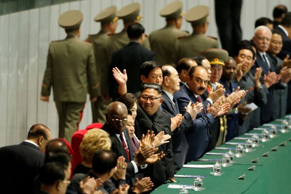 Ким Чен Ын на массовом спортивном выступлении в рамках мероприятий Славная страна в Пхеньяне по случаю 70-летия со дня образования КНДР
