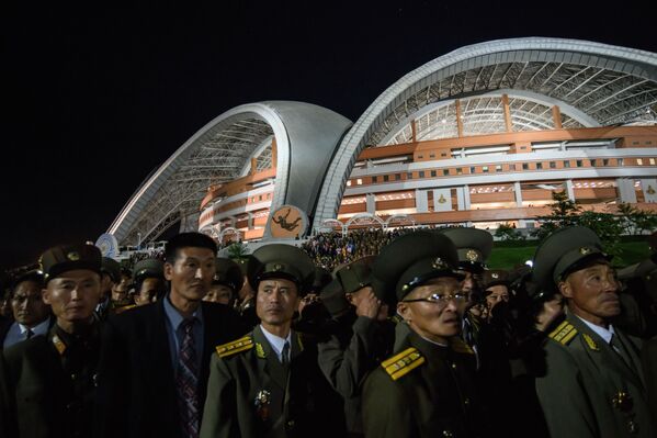Зрители после массового спортивного выступления в рамках мероприятий Славная страна в Пхеньяне по случаю 70-летия со дня образования КНДР