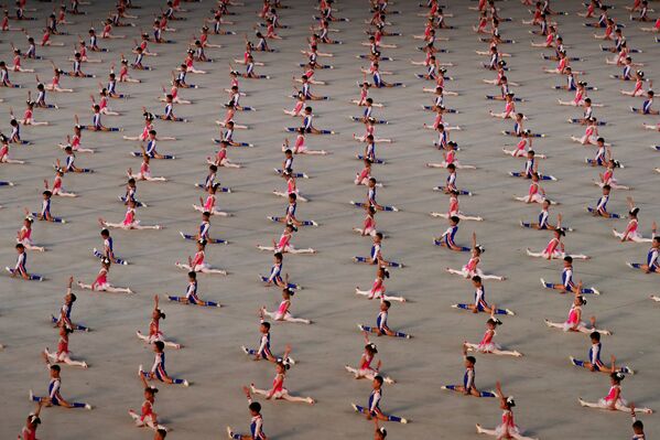 Массовое спортивное выступление в рамках мероприятий Славная страна в Пхеньяне по случаю 70-летия со дня образования КНДР