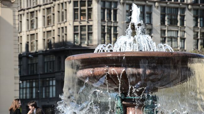 Фонтан на Театральной площади в Москве. Архивное фото