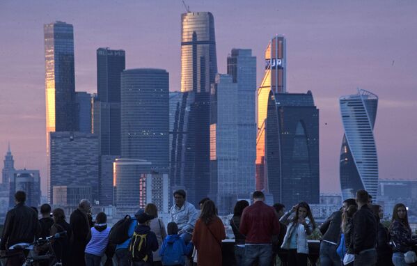 Вид на Международный деловой центр Москва-Сити со стороны смотровой площадки на Воробъевых горах. Вид на Международный деловой центр Москва-Сити со стороны смотровой площадки на Воробъевых горах.