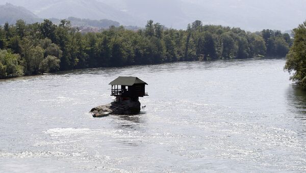 Деревянный домик на реке Дрина в Сербии. Архивное фото
