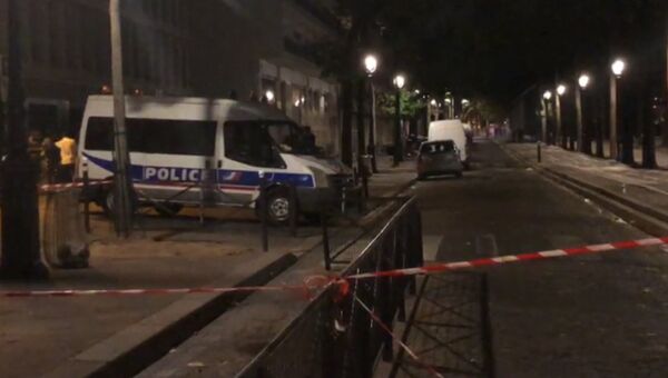 Кадры с места нападения неизвестного с ножом на людей в Париже