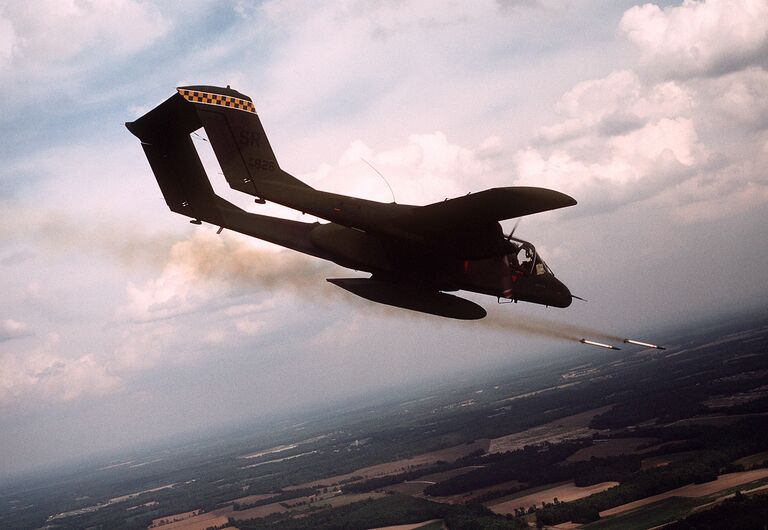 Штурмовик ВВС США выпускает ракеты с белым фосфором во время военных учений, 1998 год Штурмовик ВВС США выпускает ракеты с белым фосфором во время военных учений, 1998 год