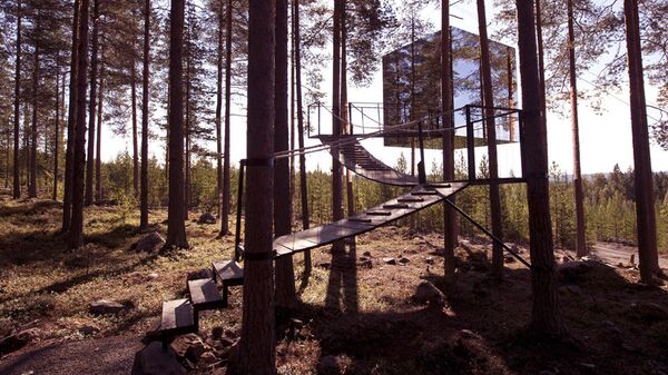 Зеркальный лесной дом на дереве — отель, расположенный в Харадсе, Швеция