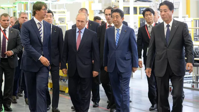 Владимир Путин и премьер-министр Японии Синдзо Абэ во время посещения двигателестроительного завода MAZDA SOLLERS Manufacturing Rus в пригороде Владивостока. 10 сентября 2018