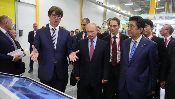 Владимир Путин и премьер-министр Японии Синдзо Абэ во время посещения двигателестроительного завода MAZDA SOLLERS Manufacturing Rus в пригороде Владивостока. 10 сентября 2018