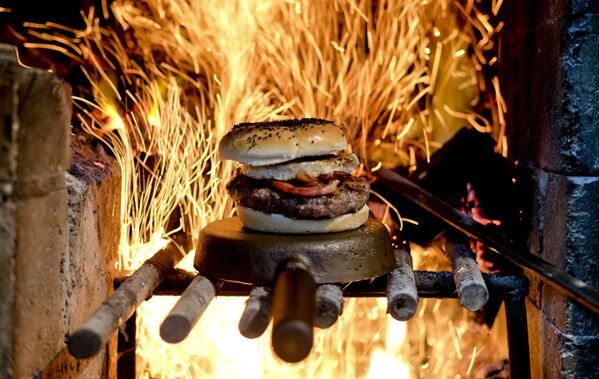 Гамбургер на огне в ресторане Аргентины