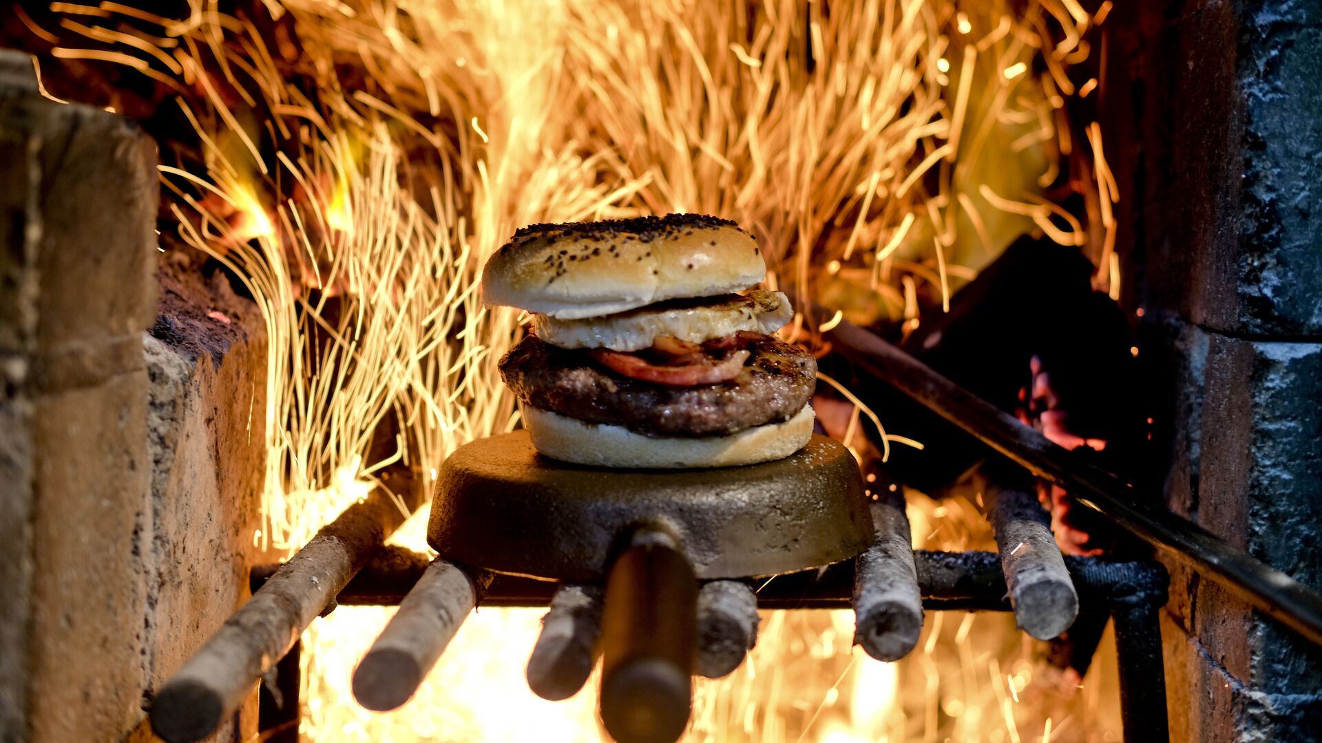 Гамбургер на огне в ресторане Аргентины - РИА Новости, 1920, 06.10.2021