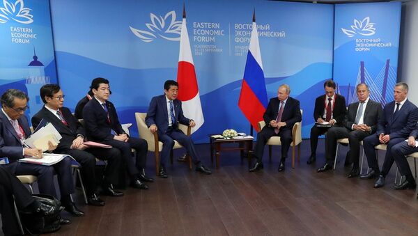 Владимир Путин и премьер-министр Японии Синдзо Абэ во время встречи в рамках IV Восточного экономического форума на территории ДВФУ на острове Русский. 10 сентября 2018