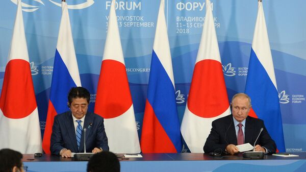 Владимир Путин и премьер-министр Японии Синдзо Абэ на церемонии подписания совместных документов по итогам переговоров во Владивостоке. 10 сентября 2018