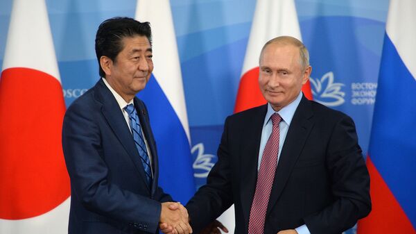 Владимир Путин и премьер-министр Японии Синдзо Абэ на пресс-конференции по итогам переговоров. Архивное фото