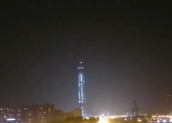 Удар молнии в Лахта центр в Петербурге