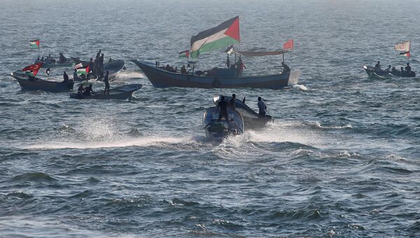 Палестинцы устроили акцию протеста на лодках у границы Израиля