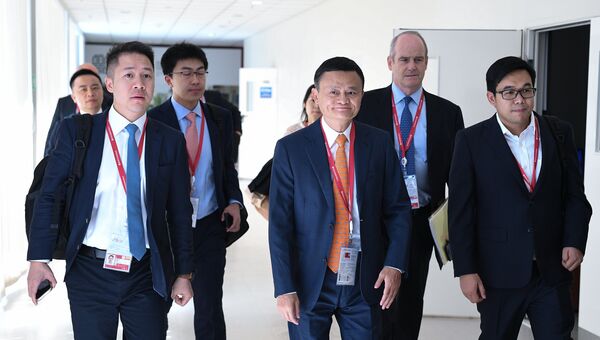 Основатель Alibaba Джек Ма (в центре) на IV Восточном экономическом форуме во Владивостоке