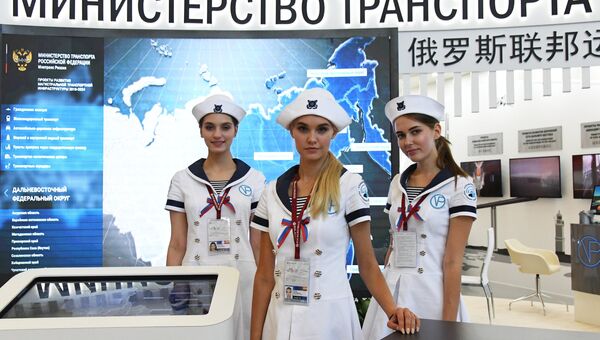 Девушки у стенда Министерства транспорта РФ на площадке Восточного экономического форума во Владивостоке