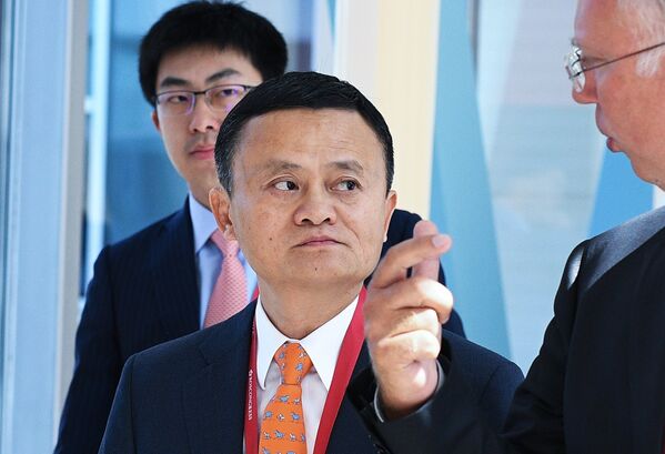 Основатель Alibaba Джек Ма (в центре) и генеральный директор Российского фонда прямых инвестиций (РФПИ) Кирилл Дмитриев