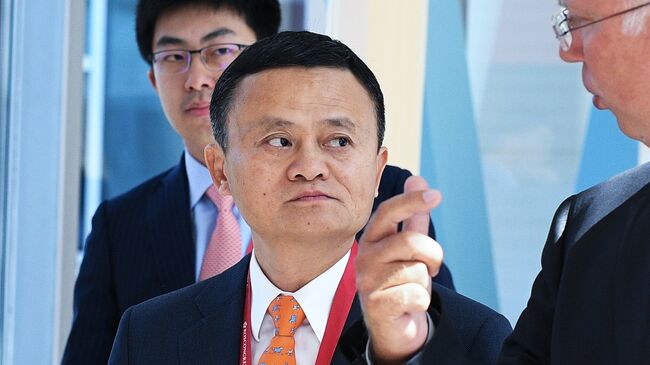Основатель Alibaba Джек Ма (в центре) и генеральный директор Российского фонда прямых инвестиций (РФПИ) Кирилл Дмитриев