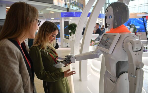 Посетители осматривают робота-помощника на стенде ПАО «Русгидро» на площадке IV Восточного экономического форума во Владивостоке