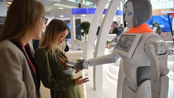 Посетители осматривают робота-помощника на стенде ПАО «Русгидро» на площадке IV Восточного экономического форума во Владивостоке. Архивное фото