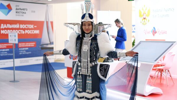 Девушка в национальной одежде на площадке проведения IV Восточного экономического форума во Владивостоке